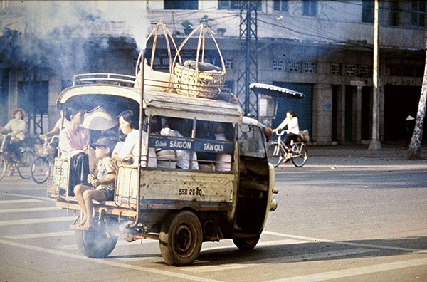 Sài Gòn- xăng khan hiếm nên pha thêm nước, khói phun như xe lửa